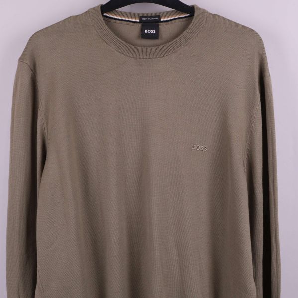 Närbild på tröjans framsida och broderad BOSS-logga