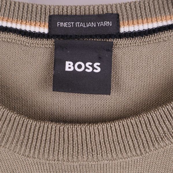 Närbild på BOSS-logga vid halsringning och etikett