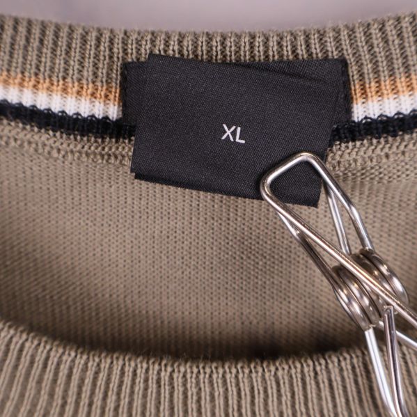 Storleksetikett med XL visas i närbild