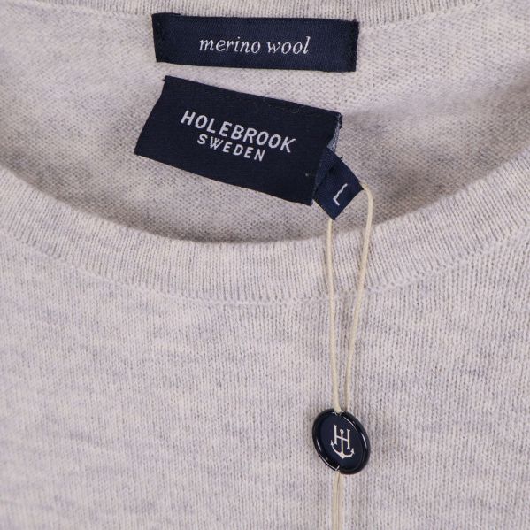 Närbild på etikett där det står merino wool och Holebrook Sweden