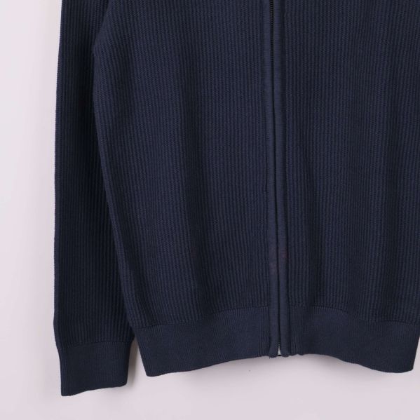 Närbild på midjan och dragkedjan nedtill på mörkblå ziptröja