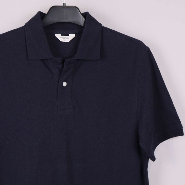 Detalj av pikétröjans överdel och ärm