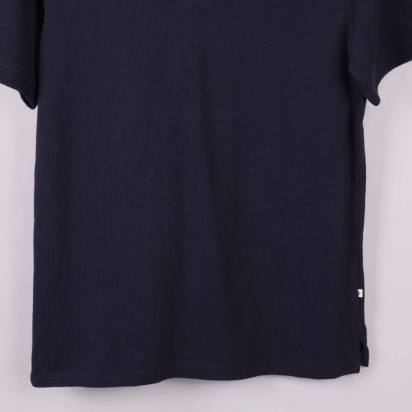 Nedre del av pikétröjan med enkel fåll