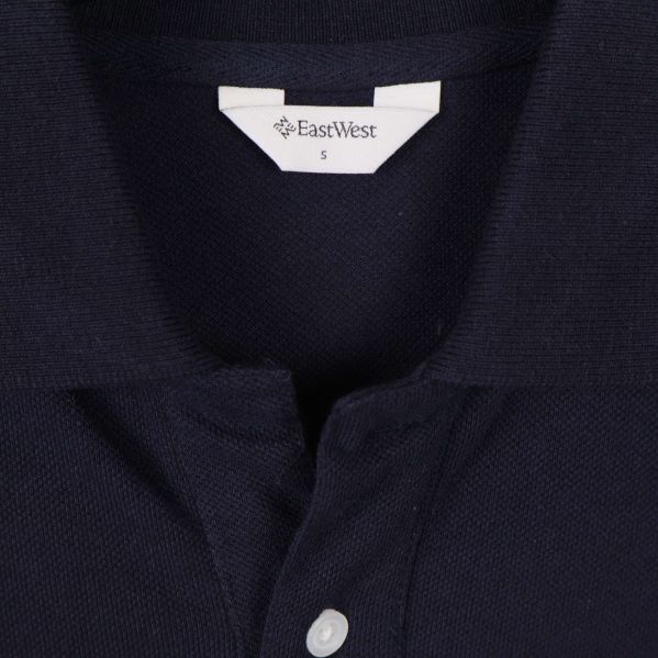Närbild på krage och etikett som visar East West S