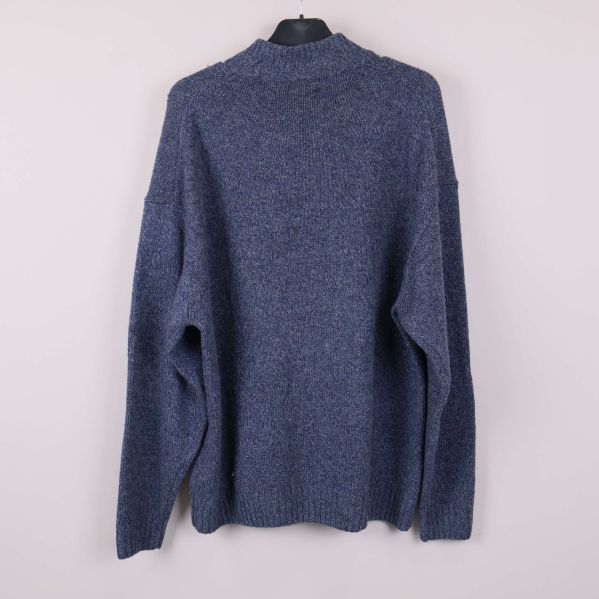 Baksida på blå stickad tröja utan synliga detaljer