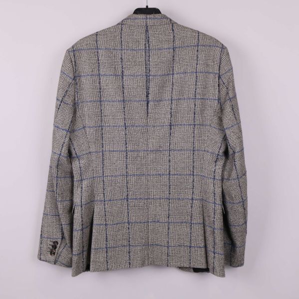 Rutig blazer fotograferad bakifrån mot ljus bakgrund