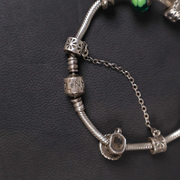 Close-up på berlocker med utskurna mönster och text