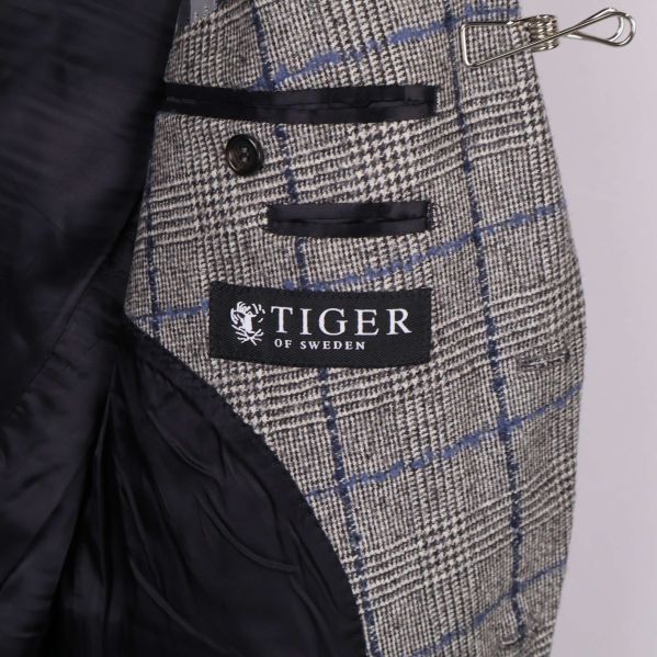 Innerfoder och Tiger of Sweden-logotyp syns tydligt