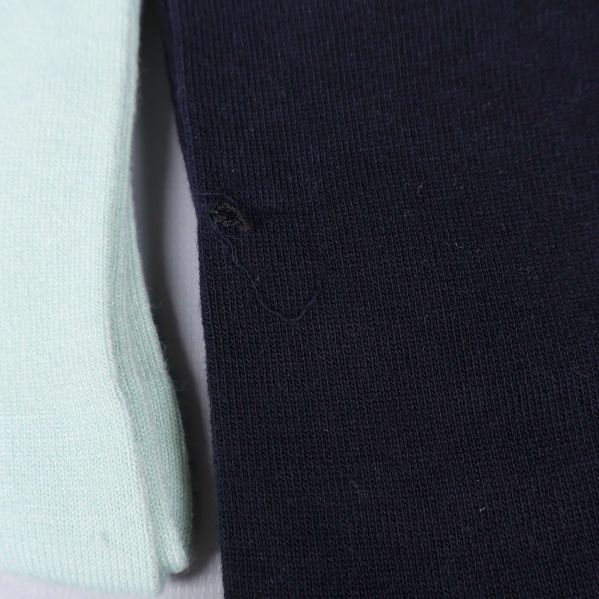 Närbild mörkblå strumpa struktur utan mönster