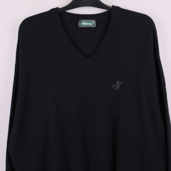 Närbild på V-ringningen och övre delen av tröjan