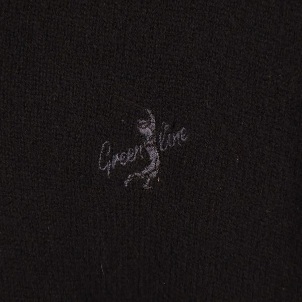 Broderad logotyp med text och figur på bröstet