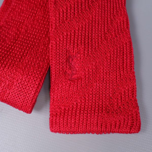 Detaljbild av logo på slips