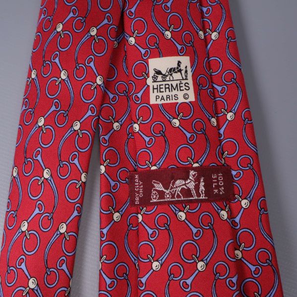 Närbild på Hermès Paris märke på röd slips