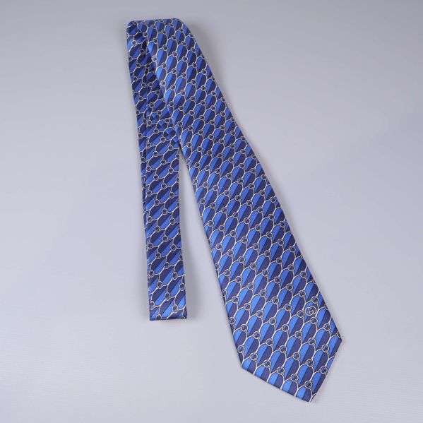 Slips i full längd med tydligt diagonalt mönster