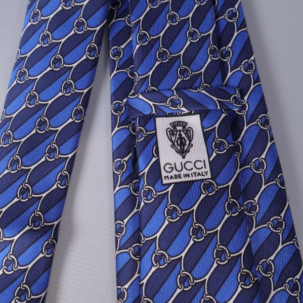 Närbild på Gucci-etikett på slipsens baksida