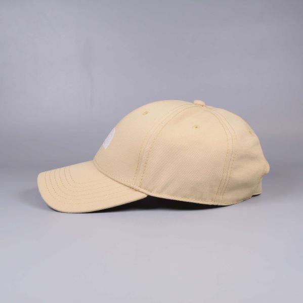 Keps från sidan med böjd skärm och sömmar