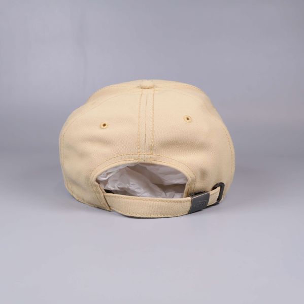 Baksidan av keps med justerbar rem och öppning