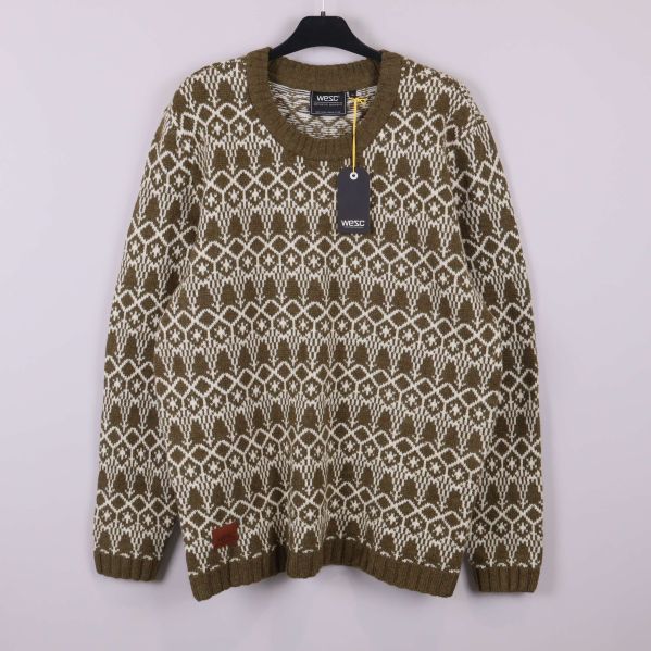 Stickad tröja med olivgrönt och vitt nordiskt mönster framifrån