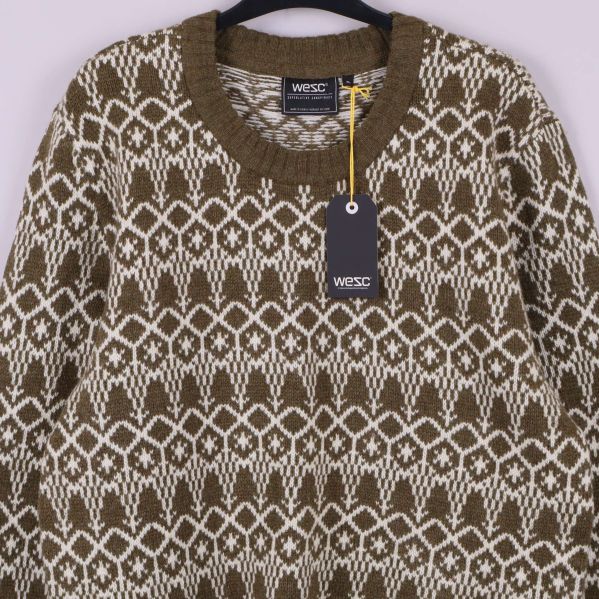 Närbild på tröjans mönster och halsringning med etikett