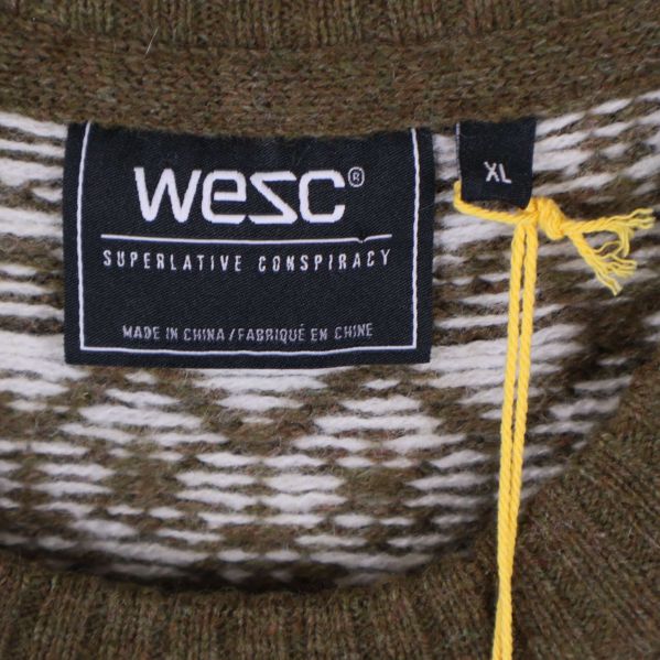 Närbild på Wesc-logotyp och storlekslapp XL i halsen