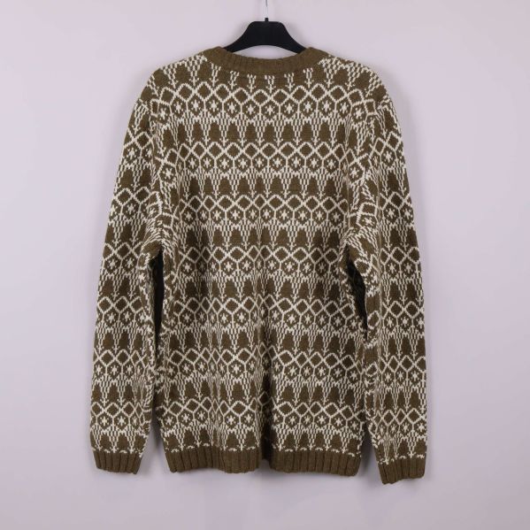 Stickad tröja med olivgrönt och vitt nordiskt mönster bakifrån