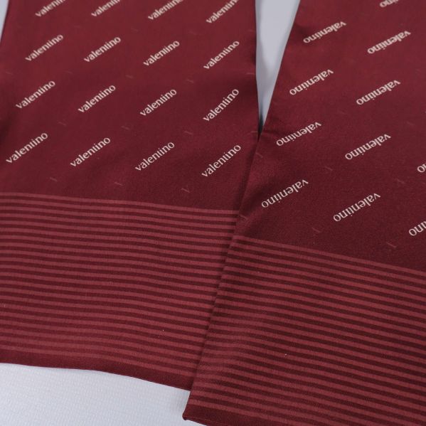 Närbild på scarfens mönstrade tyg och ränder