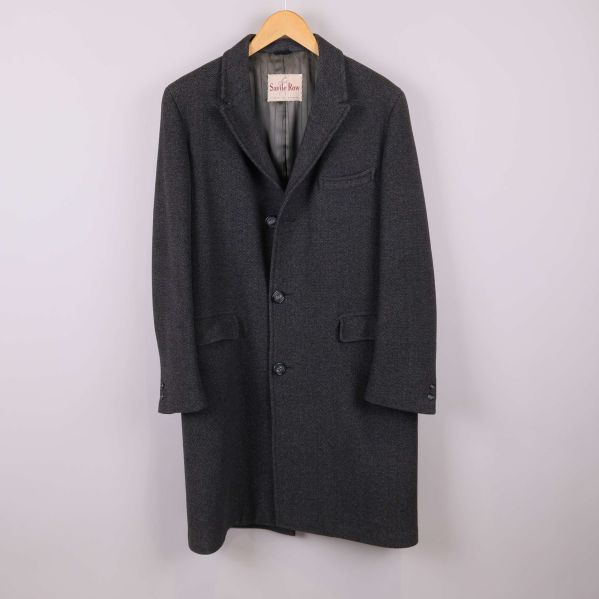 Mörkgrå lång rock fotograferad framifrån