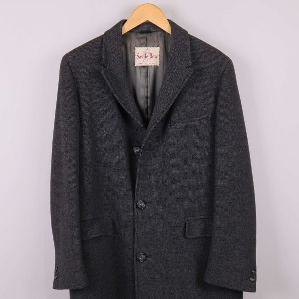 Närbild på rockens bröstparti och krage