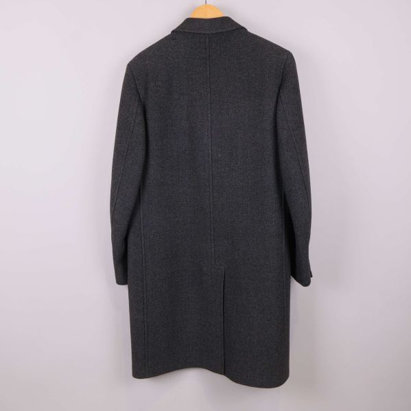 Mörkgrå lång rock fotograferad bakifrån