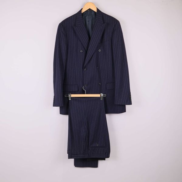 Kostymsätt med kavaj och byxor i mörkblå kritstrecksrand