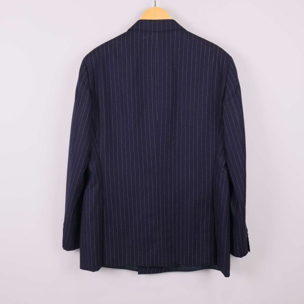 Baksida av kavaj med klassiskt kritstrecksmönster