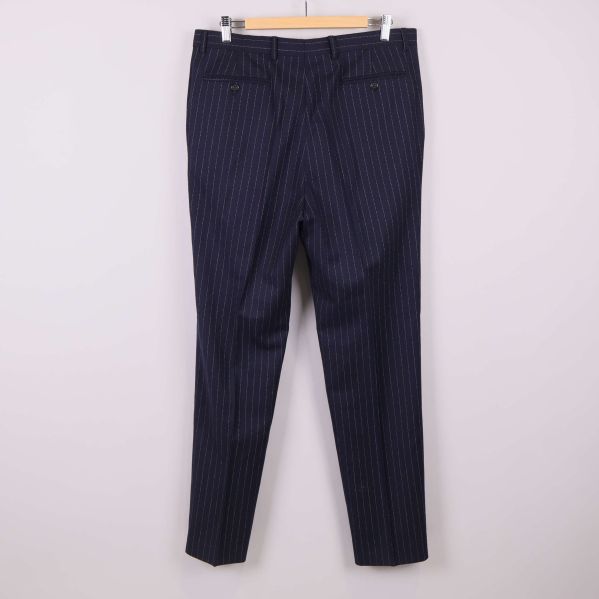 Baksidan av kritstrecksrandig kostymbyxa