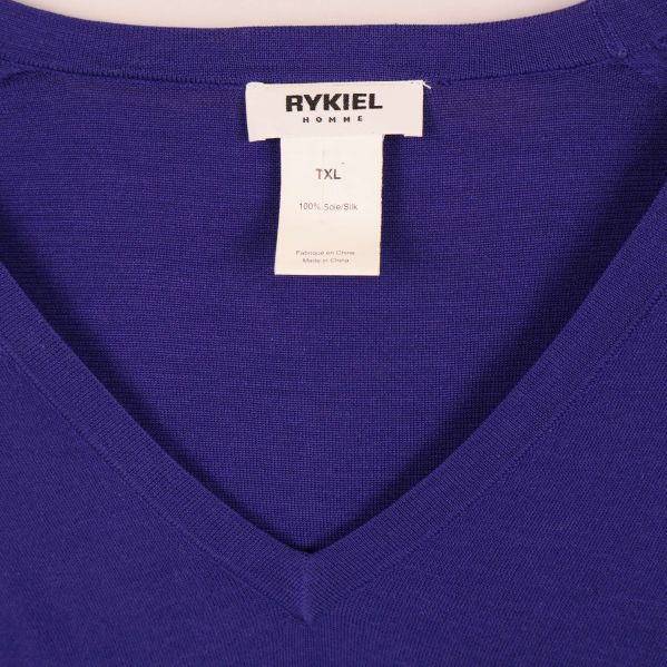 Närbild på v-ringad hals och etikett Rykiel