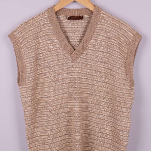 Detalj av västens övre del och v-ringning