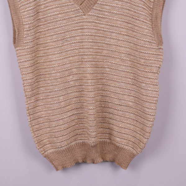 Närbild på västens nederkant med ribbstickad finish