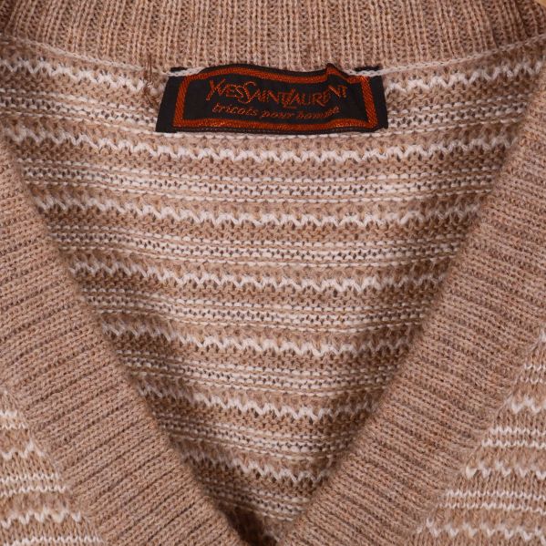 Närbild på v-ringning och etikett från Yves Saint Laurent