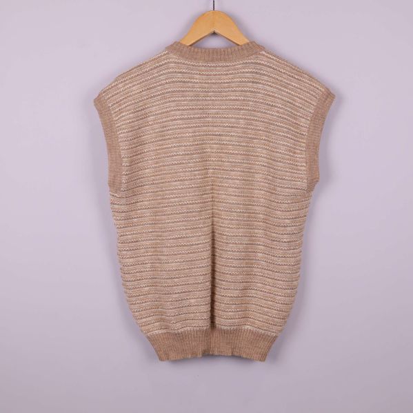 Baksidan av beige stickad väst med ribbade kanter