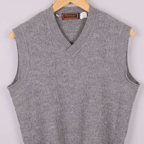 Grå ullväst med v-ringning i närbild