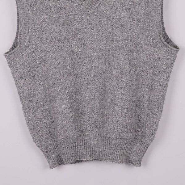 Nederdel av grå stickad ullväst med ribbkant
