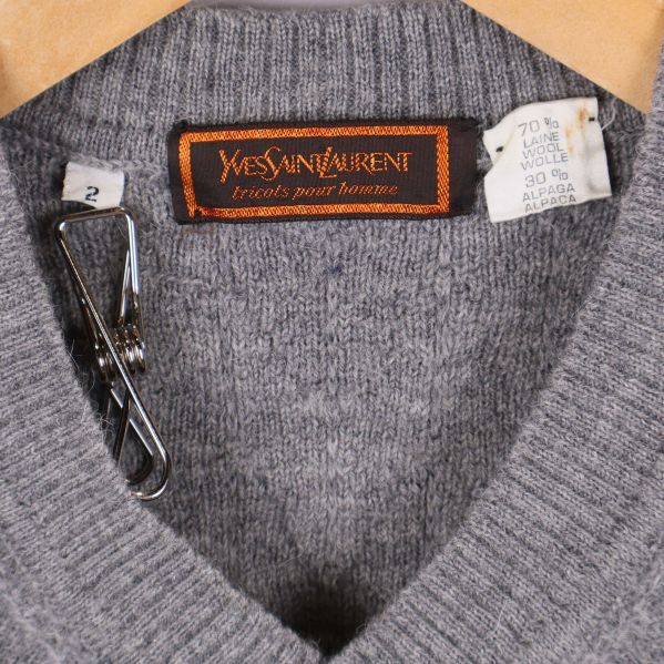 Närbild på etikett med Yves Saint Laurent och materialinformation