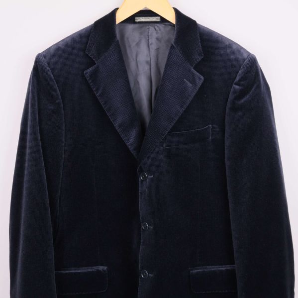 Närbild på framsidan och bröstficka av sammetskavaj