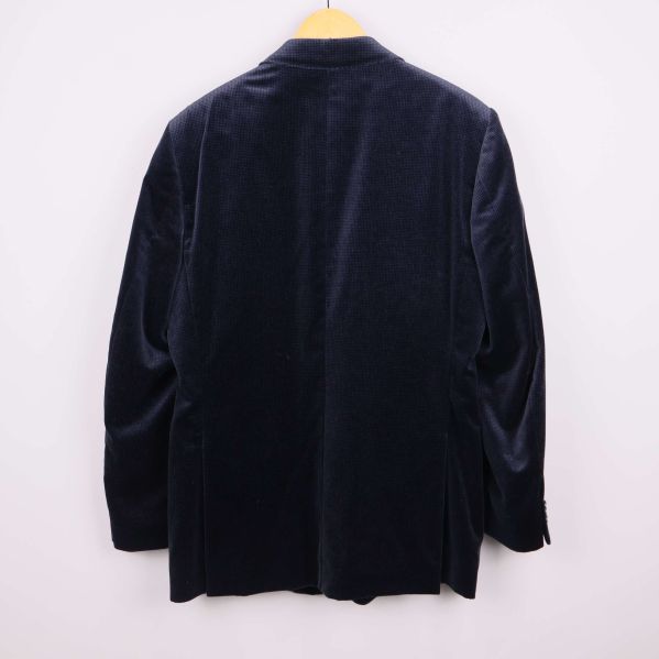 Kavajen visas från baksidan på galge