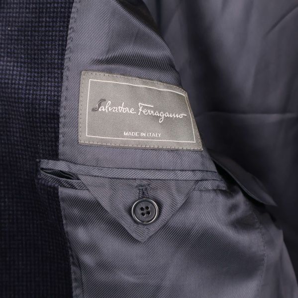 Inre ficka med Salvatore Ferragamo-märke och knapp