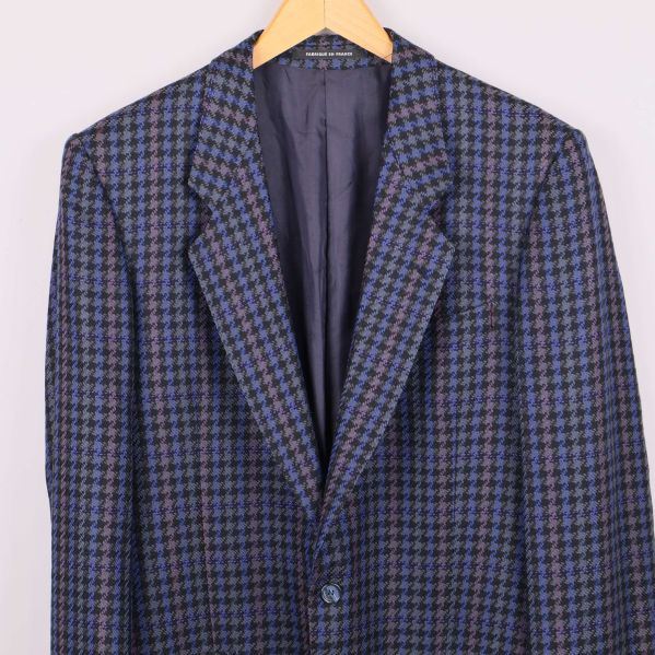 Närbild framtill av kavaj med klassiskt mönster