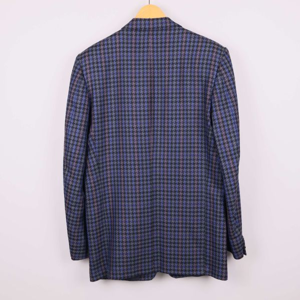 Baksidan av blått och svart hundtandsmönstrad kavaj