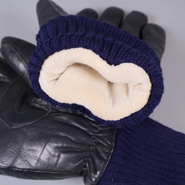 Närbild på insidan av handske med ljus vadderad foder