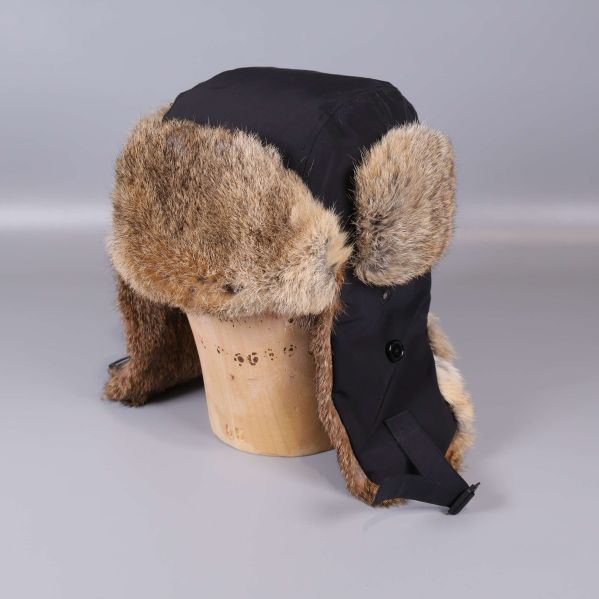 Svart trappermössa med fuskpälsfodrade öronlappar