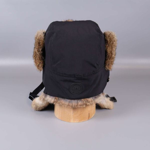 Baksidan av svart trappermössa med JL-märke