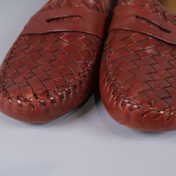 Närbild på flätad ovandel och sömmar på bruna loafers
