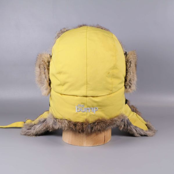 Baksida av gul mössa med broderad logotypen the Bump